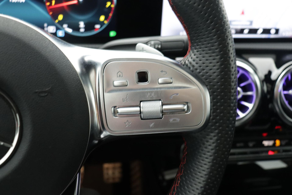 
Benz CLA-Klasse 200 Business Solution AMG !!!AANBIEDING!!! (NL-auto, Pano, Sfeerverlichting, Navi, Camera, StoelV, Etc) vol									