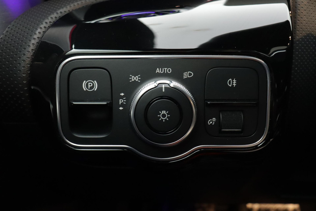 
Benz CLA-Klasse 200 Business Solution AMG !!!AANBIEDING!!! (NL-auto, Pano, Sfeerverlichting, Navi, Camera, StoelV, Etc) vol									