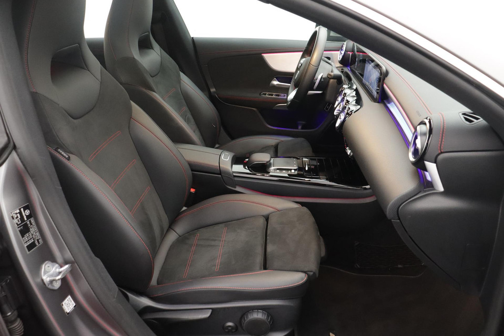 
Benz CLA-Klasse 200 Business Solution AMG !!!AANBIEDING!!! (NL-auto, Pano, Sfeerverlichting, Navi, Camera, StoelV, Etc) vol									