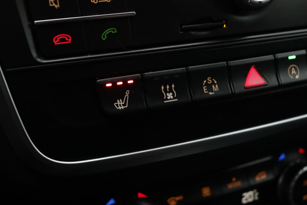 
Benz CLA-Klasse 200 Prestige ( Camera, Automaat, Navi Groot, StoelV, Sportzetels, Climate Control, PDC V+A, Etc) vol									