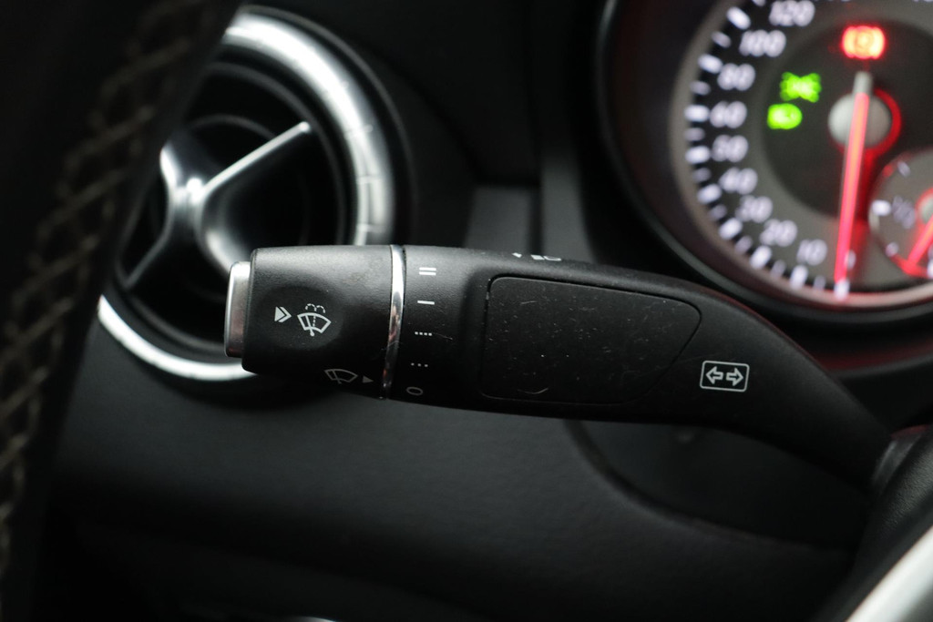 
Benz CLA-Klasse 200 Prestige ( Camera, Automaat, Navi Groot, StoelV, Sportzetels, Climate Control, PDC V+A, Etc) vol									