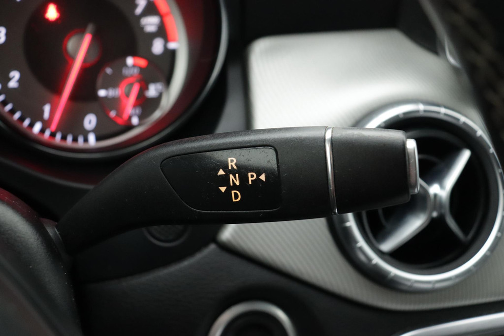 
Benz CLA-Klasse 200 Prestige ( Camera, Automaat, Navi Groot, StoelV, Sportzetels, Climate Control, PDC V+A, Etc) vol									