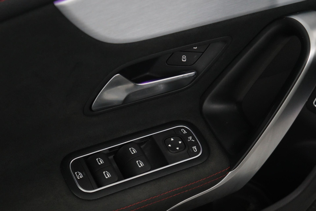 
Benz CLA-Klasse 180 Business Solution AMG Automaat (Pano, Navi, Camera, Cruise, SfeerV, NL-auto, Goed Onderhouden) vol									