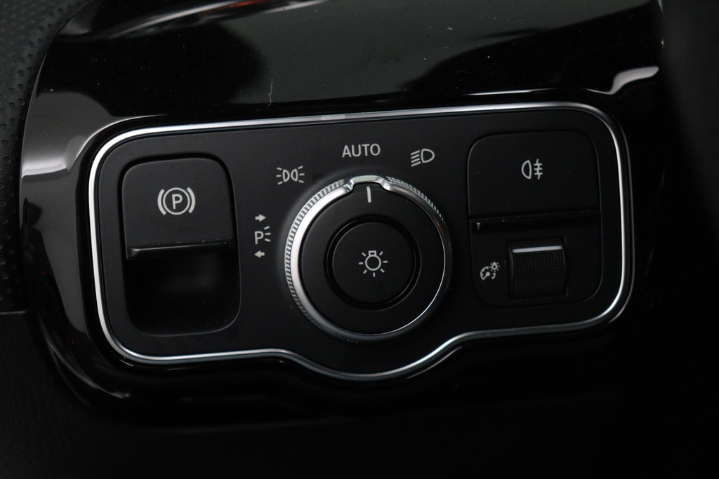 
Benz CLA-Klasse 180 Business Solution AMG Automaat (Pano, Navi, Camera, Cruise, SfeerV, NL-auto, Goed Onderhouden) vol									