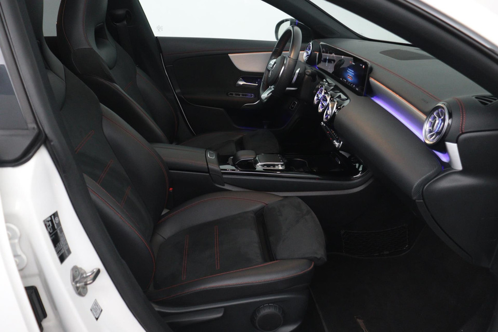 
Benz CLA-Klasse 180 Business Solution AMG Automaat (Pano, Navi, Camera, Cruise, SfeerV, NL-auto, Goed Onderhouden) vol									