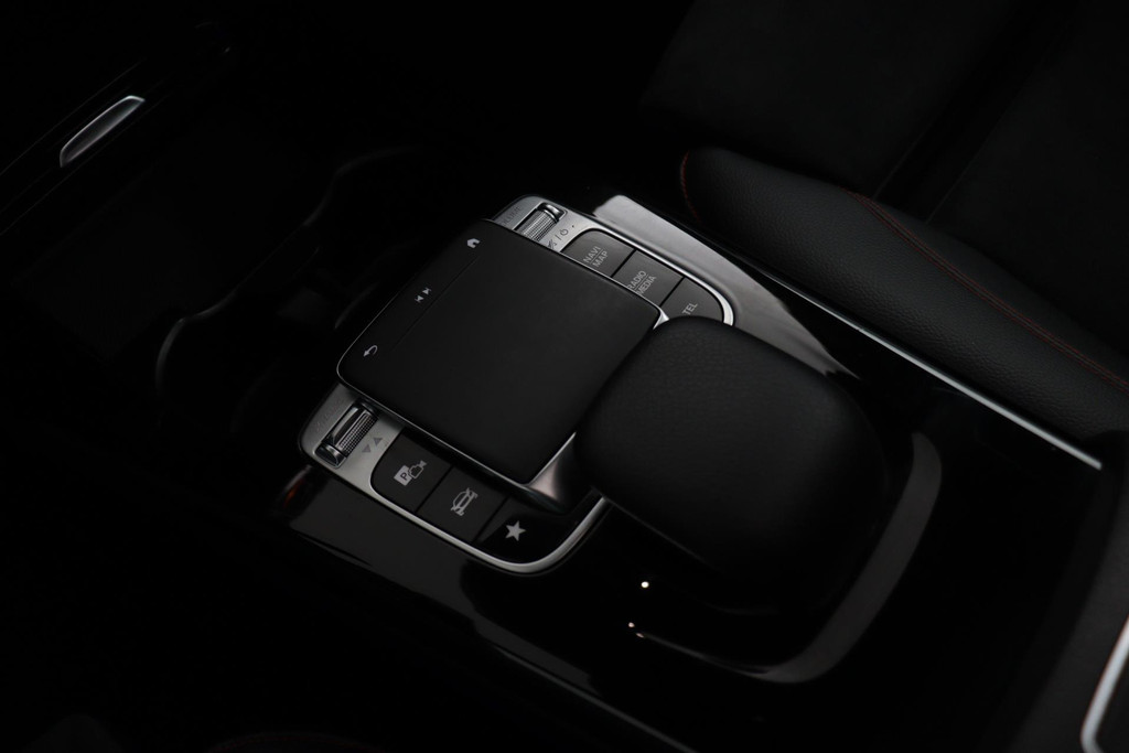 
Benz CLA-Klasse 180 Business Solution AMG Automaat (Pano, Navi, Camera, Cruise, SfeerV, NL-auto, Goed Onderhouden) vol									