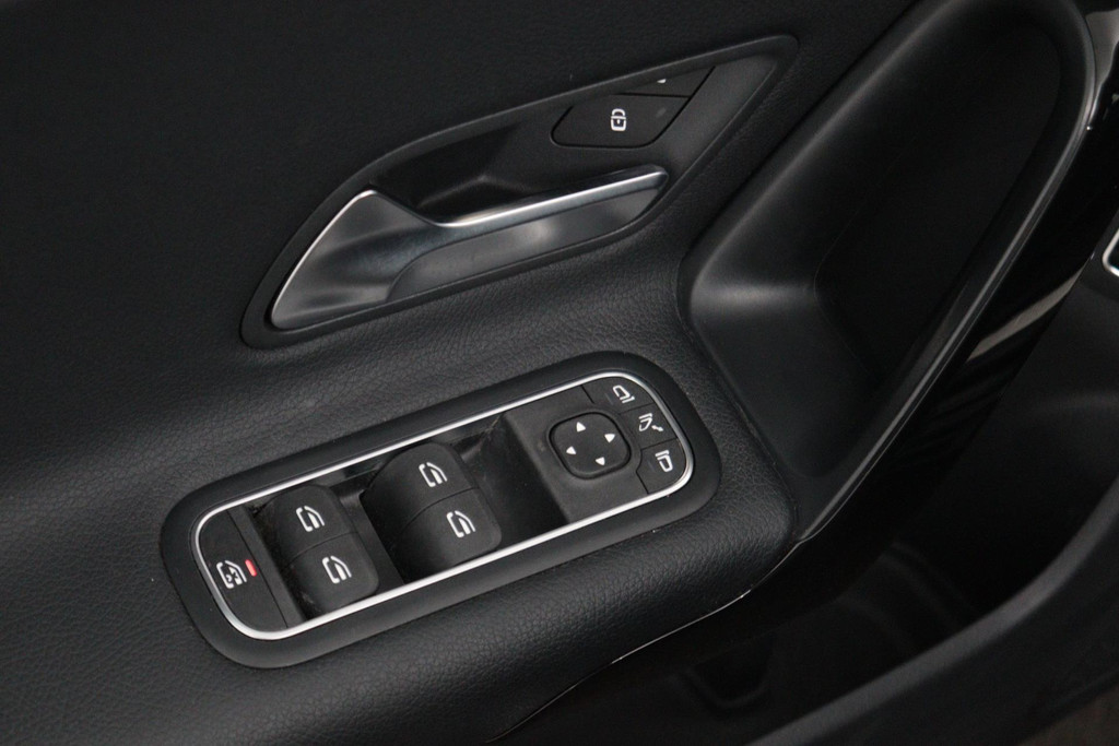 
Benz CLA-Klasse 180 Business Solution Automaat (NAVIGATIE, CAMERA, PDC, 1e EIGENAAR, GOED ONDERHOUDEN) vol									