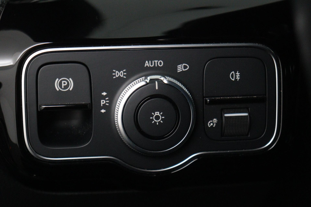 
Benz CLA-Klasse 180 Business Solution Automaat (NAVIGATIE, CAMERA, PDC, 1e EIGENAAR, GOED ONDERHOUDEN) vol									