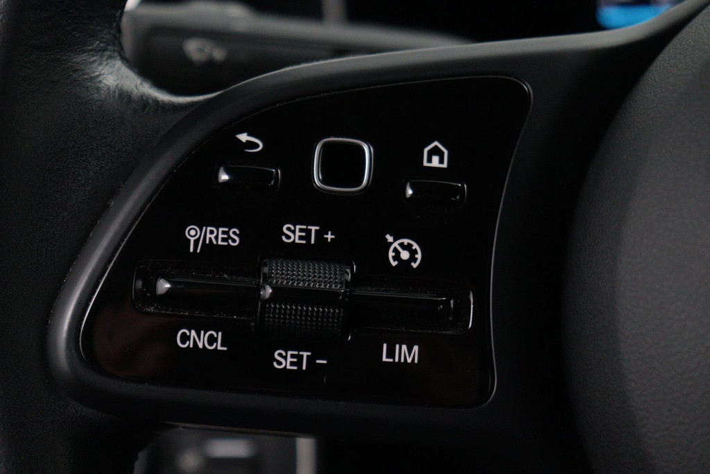 
Benz CLA-Klasse 180 Business Solution Automaat (NAVIGATIE, CAMERA, PDC, 1e EIGENAAR, GOED ONDERHOUDEN) vol									