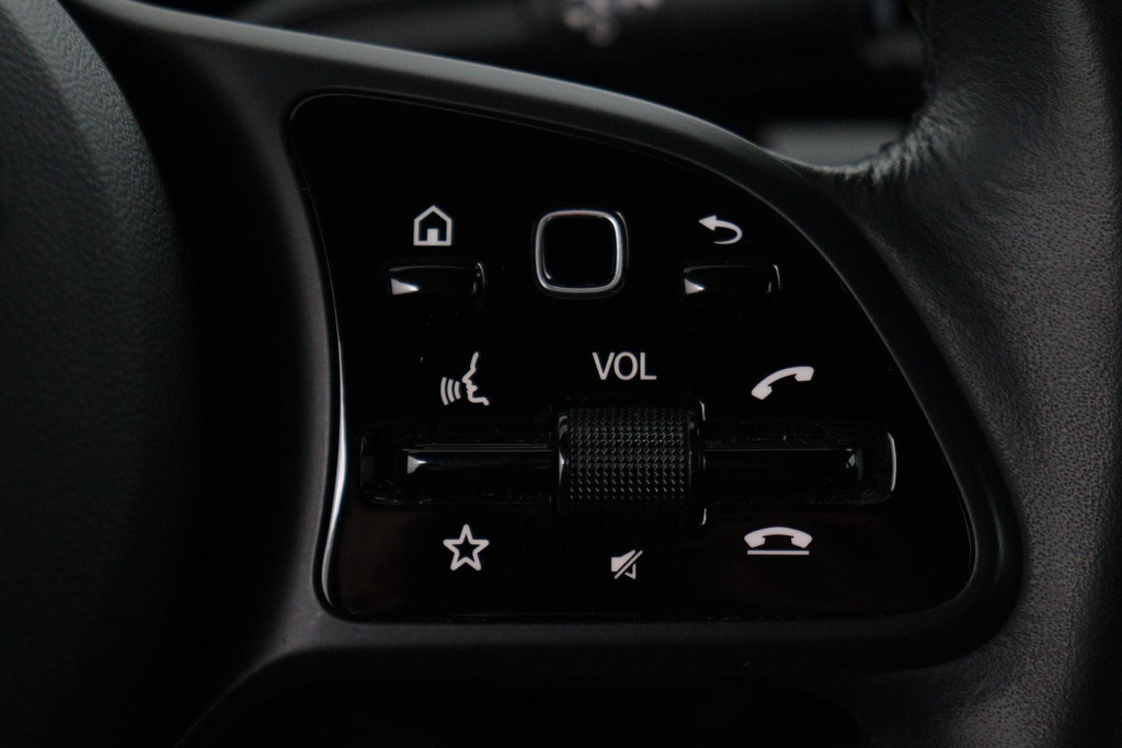 
Benz CLA-Klasse 180 Business Solution Automaat (NAVIGATIE, CAMERA, PDC, 1e EIGENAAR, GOED ONDERHOUDEN) vol									