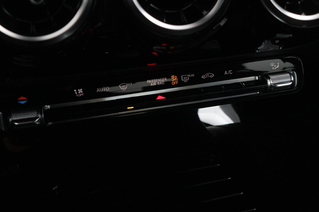 
Benz CLA-Klasse 180 Business Solution Automaat (NAVIGATIE, CAMERA, PDC, 1e EIGENAAR, GOED ONDERHOUDEN) vol									