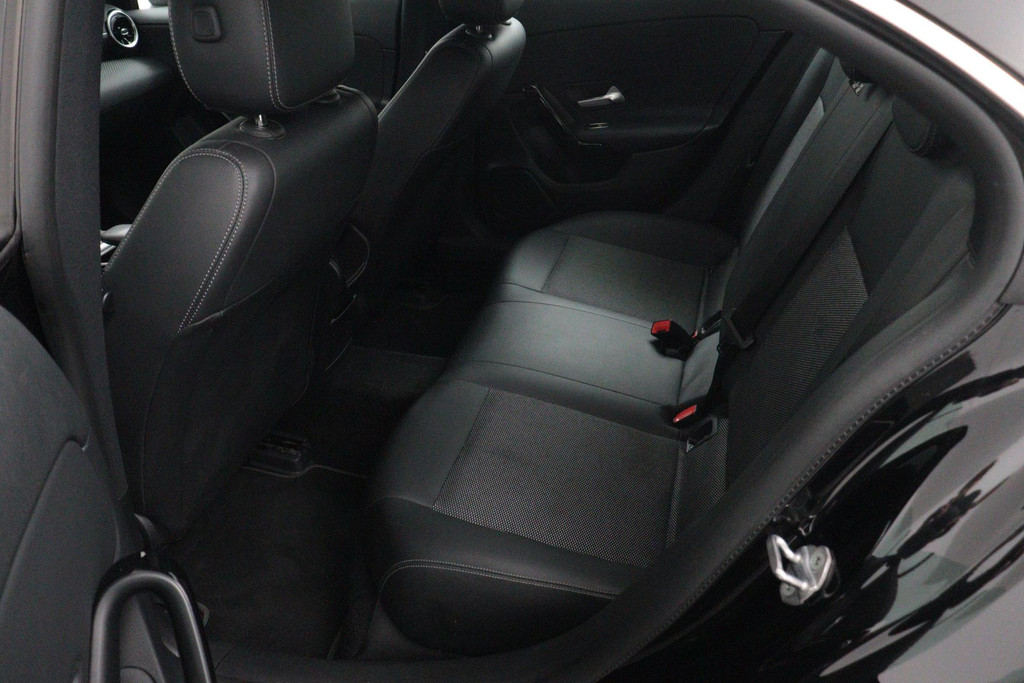 
Benz CLA-Klasse 180 Business Solution Automaat (NAVIGATIE, CAMERA, PDC, 1e EIGENAAR, GOED ONDERHOUDEN) vol									