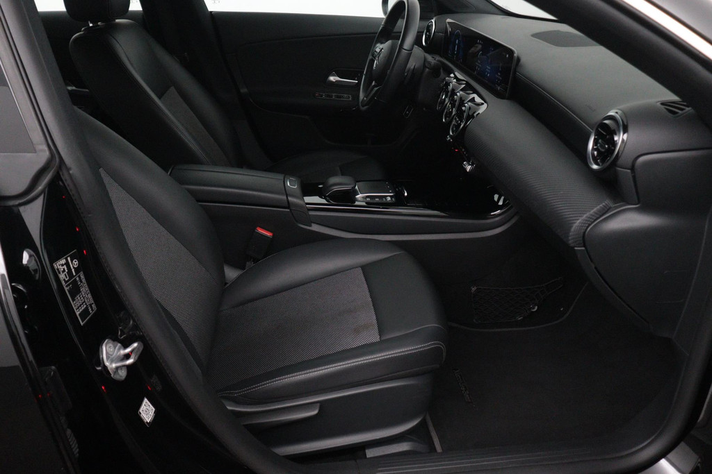 
Benz CLA-Klasse 180 Business Solution Automaat (NAVIGATIE, CAMERA, PDC, 1e EIGENAAR, GOED ONDERHOUDEN) vol									