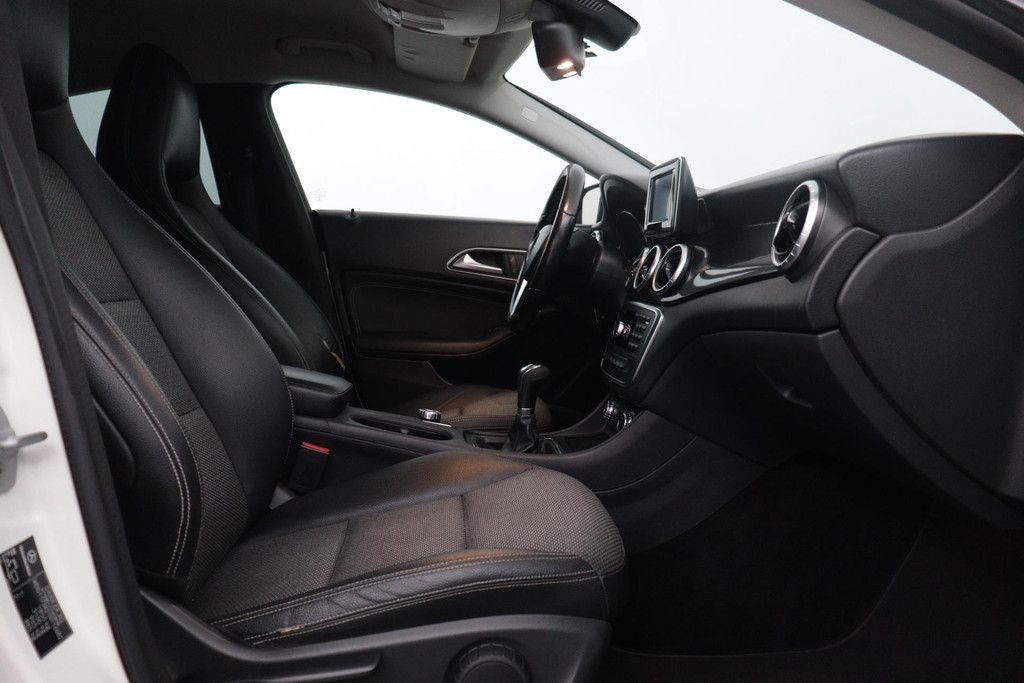 
Benz CLA-Klasse 180 Blue Lease Edition(NL-Auto, Navi, Airco, Parkeersensoren V+A, Cruise Con, Etc) vol									