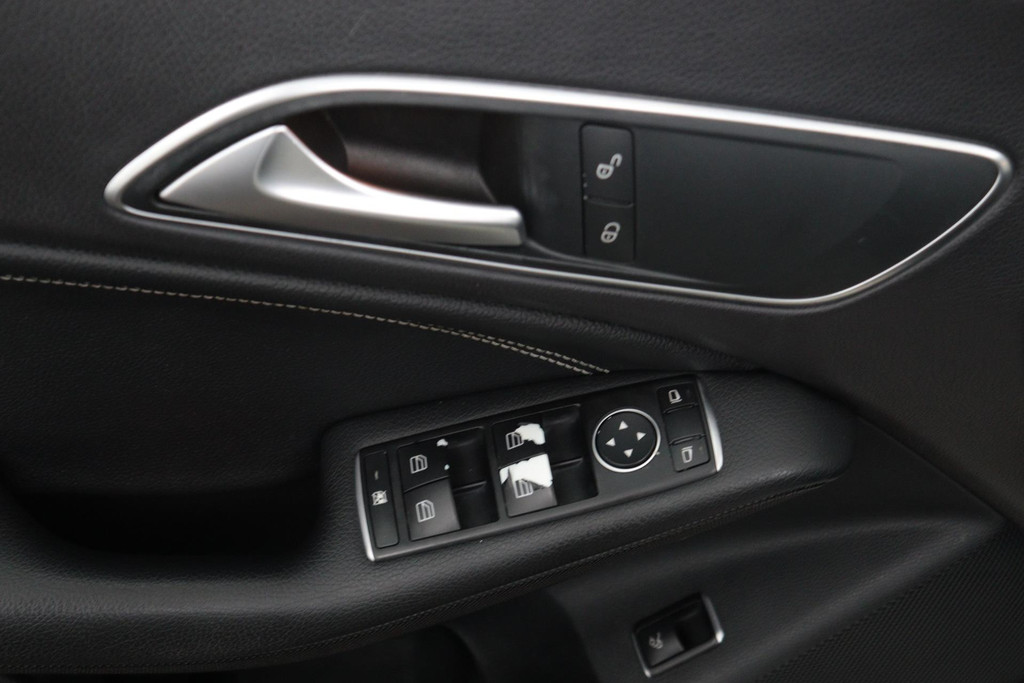 
Benz CLA-Klasse 180 Blue Lease Edition(NL-Auto, Navi, Airco, Parkeersensoren V+A, Cruise Con, Etc) vol									