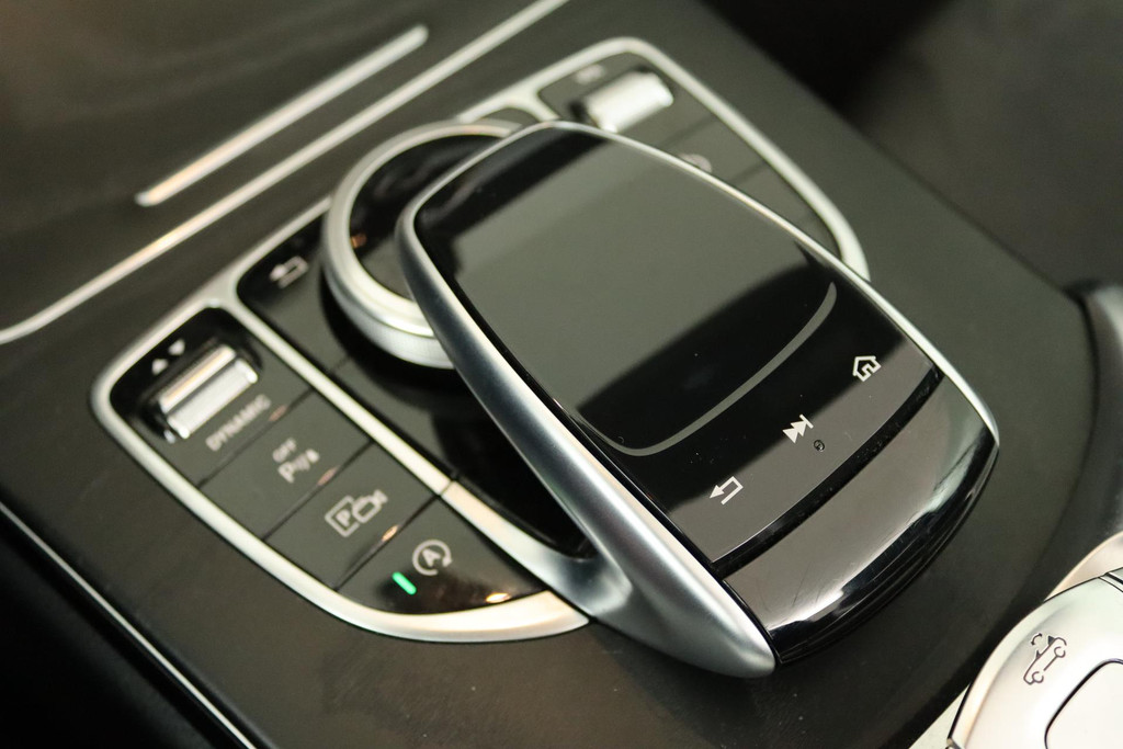 
Benz C-Klasse 200 Cabrio AMG FACELIFT (Dealer onderH, Navi Groot, Trekhaak, Camera, Nekverwarming, vol									