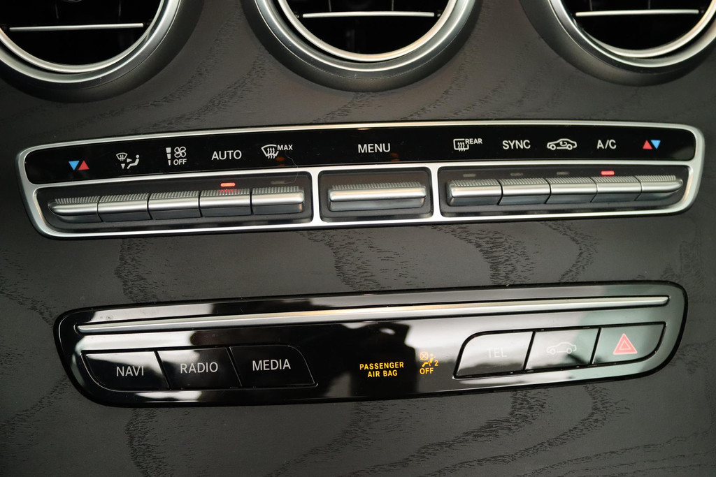 
Benz C-Klasse 200 Cabrio AMG FACELIFT (Dealer onderH, Navi Groot, Trekhaak, Camera, Nekverwarming, vol									