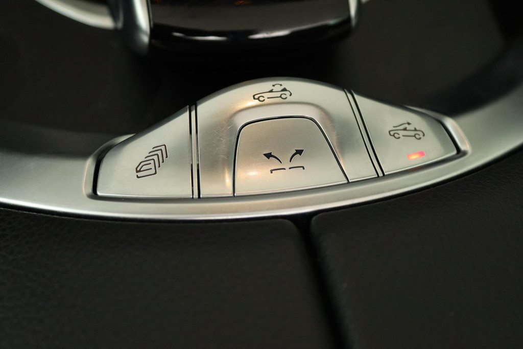 
Benz C-Klasse 200 Cabrio AMG FACELIFT (Dealer onderH, Navi Groot, Trekhaak, Camera, Nekverwarming, vol									