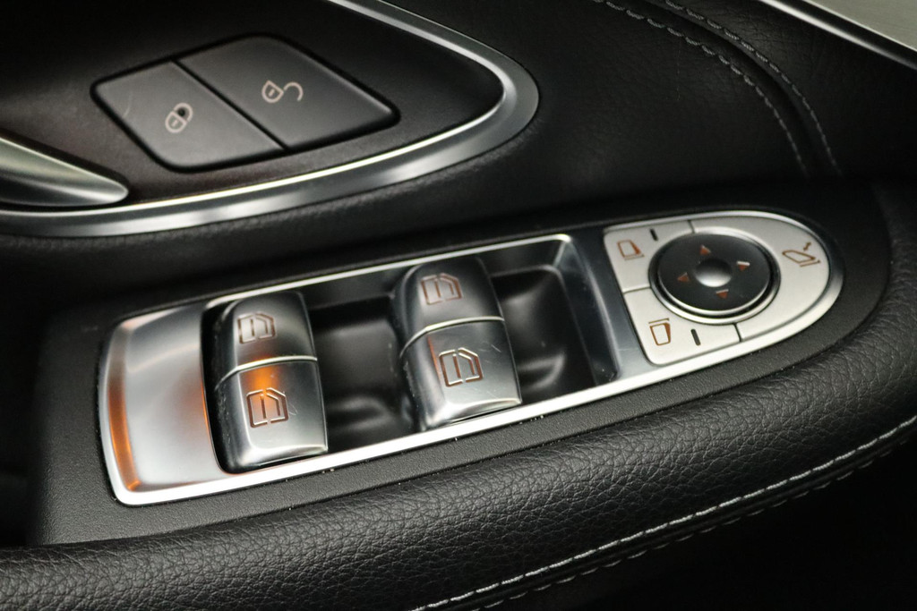 
Benz C-Klasse 200 Cabrio AMG FACELIFT (Dealer onderH, Navi Groot, Trekhaak, Camera, Nekverwarming, vol									