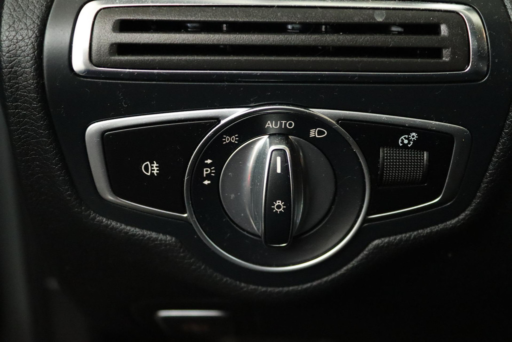 
Benz C-Klasse 200 Cabrio AMG FACELIFT (Dealer onderH, Navi Groot, Trekhaak, Camera, Nekverwarming, vol									