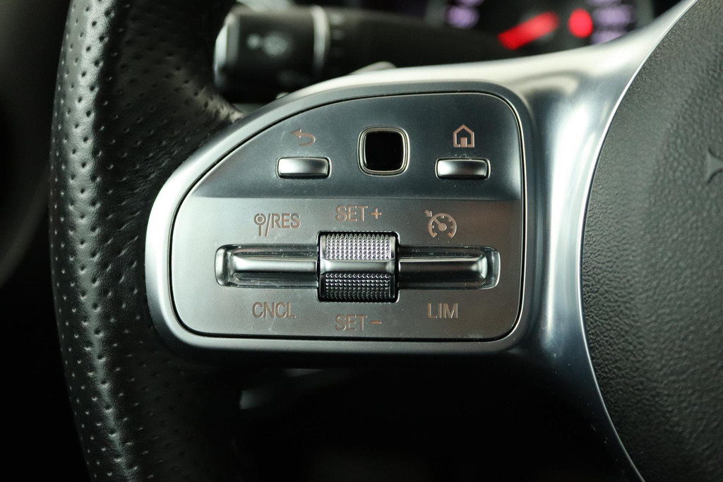 
Benz C-Klasse 200 Cabrio AMG FACELIFT (Dealer onderH, Navi Groot, Trekhaak, Camera, Nekverwarming, vol									