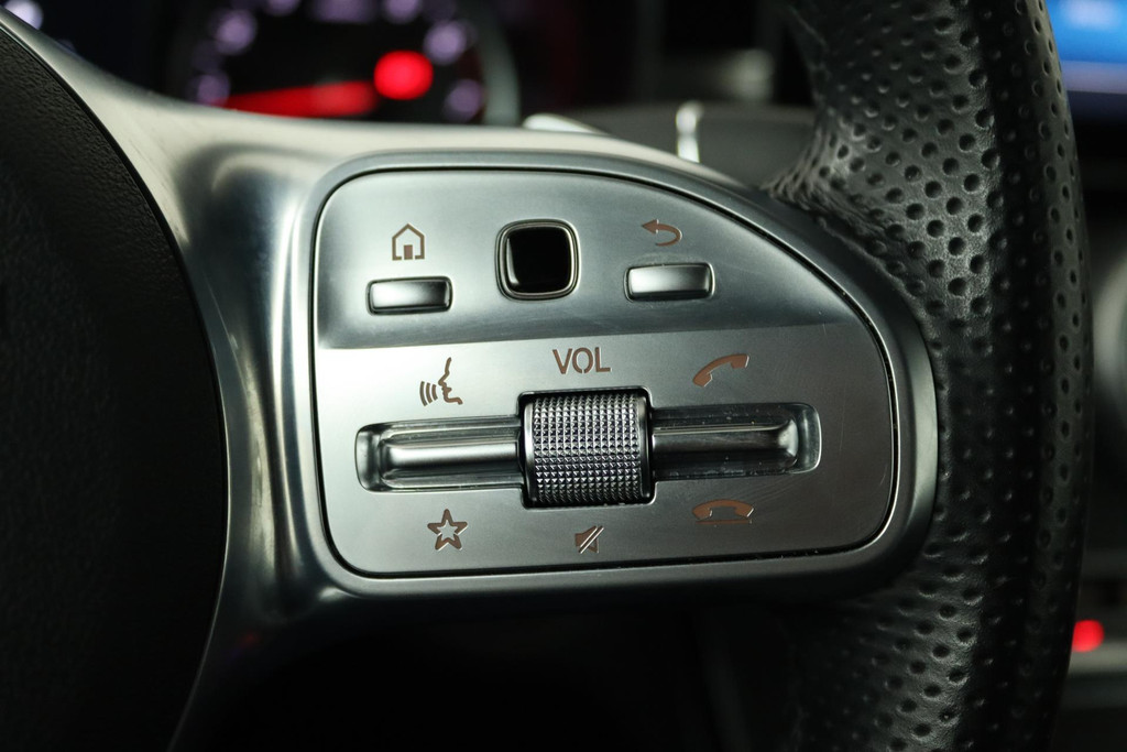 
Benz C-Klasse 200 Cabrio AMG FACELIFT (Dealer onderH, Navi Groot, Trekhaak, Camera, Nekverwarming, vol									