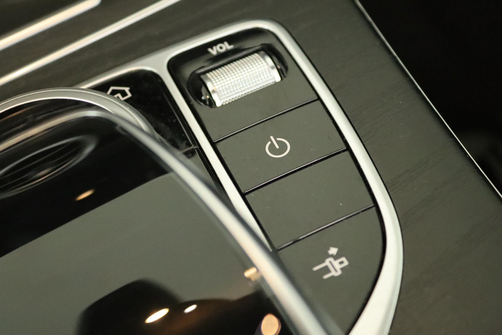 
Benz C-Klasse 200 Cabrio AMG FACELIFT (Dealer onderH, Navi Groot, Trekhaak, Camera, Nekverwarming, vol									