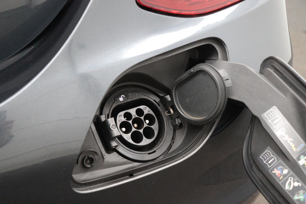 
Benz C-Klasse 350 e Lease Edition(NL-auto, Goed OnderH, Navi, Camera, StoelV, PDC V+A, Etc) vol									