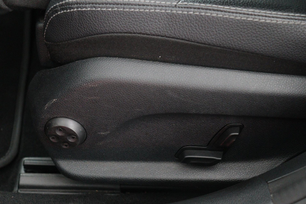 
Benz C-Klasse 350 e Lease Edition(NL-auto, Goed OnderH, Navi, Camera, StoelV, PDC V+A, Etc) vol									