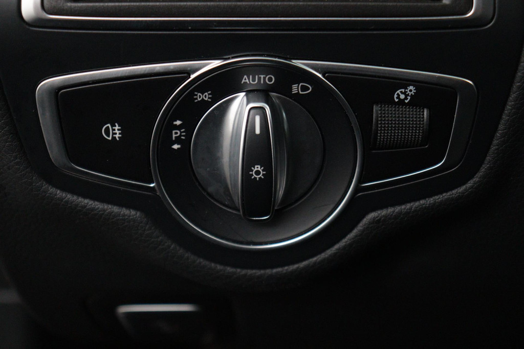 
Benz C-Klasse 180 Solution AMG (GROOT-SCHERM, DIGITALE COCKPIT, STOELVERWARMING, CAMERA, 1e EIG, GOED ONDERHOUDEN) vol									