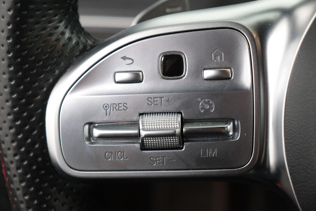 
Benz C-Klasse 180 Solution AMG (GROOT-SCHERM, DIGITALE COCKPIT, STOELVERWARMING, CAMERA, 1e EIG, GOED ONDERHOUDEN) vol									