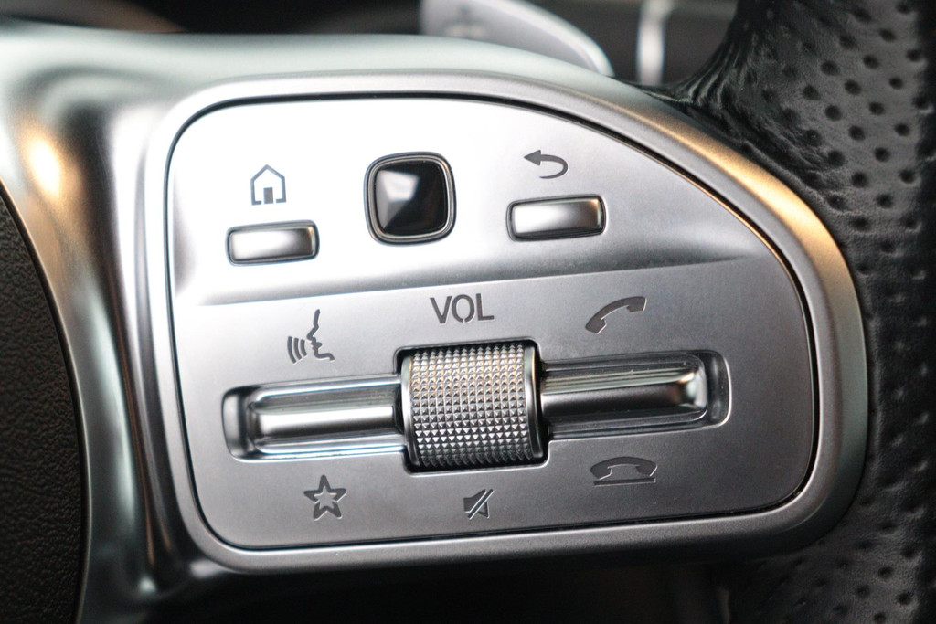 
Benz C-Klasse 180 Solution AMG (GROOT-SCHERM, DIGITALE COCKPIT, STOELVERWARMING, CAMERA, 1e EIG, GOED ONDERHOUDEN) vol									