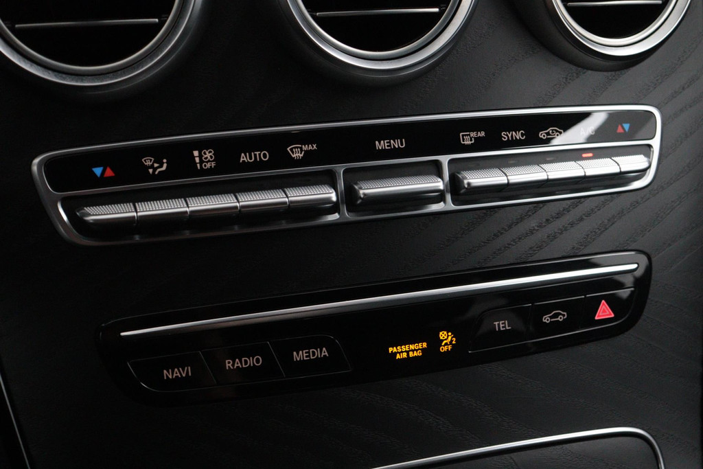 
Benz C-Klasse 180 Solution AMG (GROOT-SCHERM, DIGITALE COCKPIT, STOELVERWARMING, CAMERA, 1e EIG, GOED ONDERHOUDEN) vol									