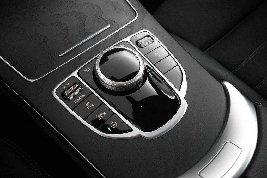 
Benz C-Klasse 180 Solution AMG (GROOT-SCHERM, DIGITALE COCKPIT, STOELVERWARMING, CAMERA, 1e EIG, GOED ONDERHOUDEN) vol									