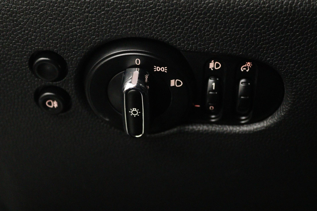 
MINI Mini 1.5 Cooper Edition Automaat (NAVIGATIE, CRUISE, MULTIMEDIA, LM VELGEN, NL AUTO) vol									