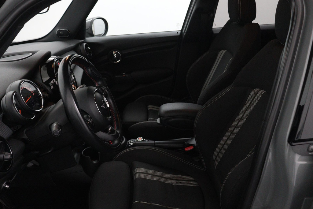 
MINI Mini 1.5 Cooper Serious Business JCW-Pakket (NL-auto, Goed OnderH, Navi, Parkeersensoren, Climate Con vol									