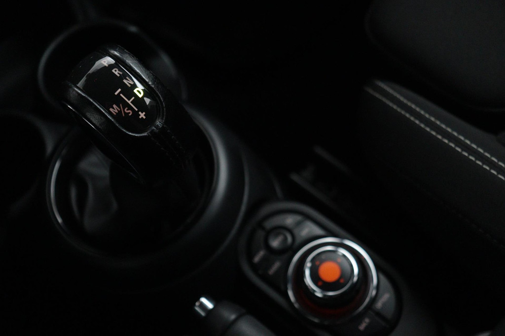 
MINI Mini 1.5 Cooper Serious Business JCW-Pakket (NL-auto, Goed OnderH, Navi, Parkeersensoren, Climate Con vol									