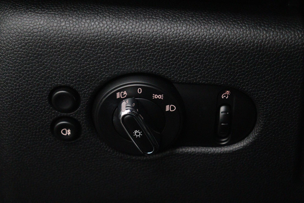 
MINI Mini 1.5 Cooper Serious Business JCW-Pakket (NL-auto, Goed OnderH, Navi, Parkeersensoren, Climate Con vol									