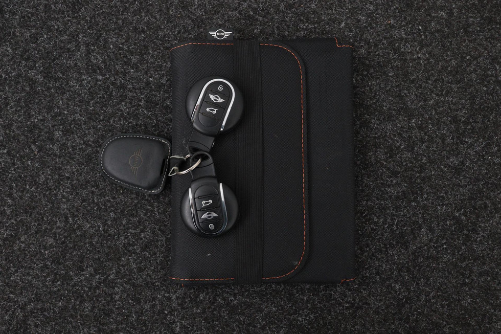 
MINI Mini 1.5 Cooper Serious Business JCW-Pakket (NL-auto, Goed OnderH, Navi, Parkeersensoren, Climate Con vol									