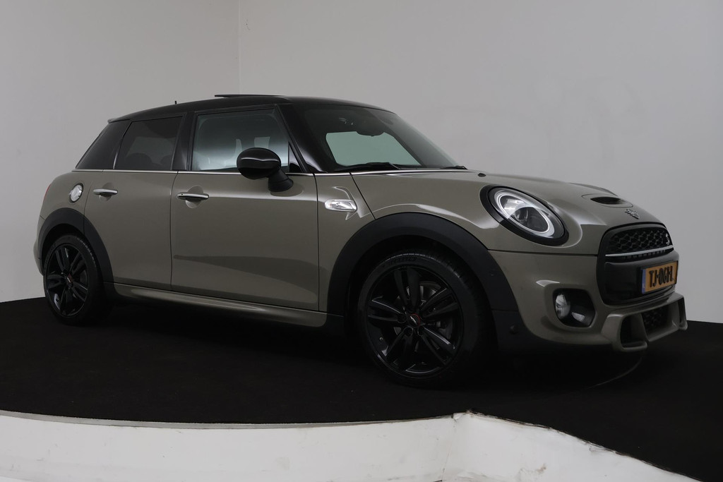 
MINI Mini 2.0 Cooper S Automaat (PANORAMADAK, HARMAN & KARDON, NAVIGATIE, PARKEERSENSOREN, STOELVERWARMING, NL-AUTO) vol									