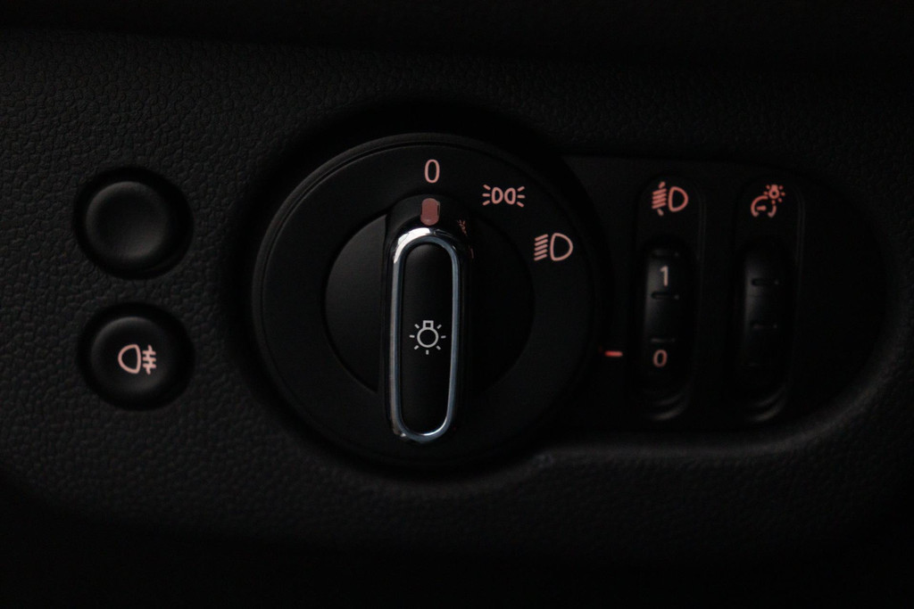 
MINI Clubman 1.5 One Business Automaat (NAVIGATIE, CLIMA, CRUISE, PARKEERSENSOREN, DEALER ONDERHOUDEN) vol									