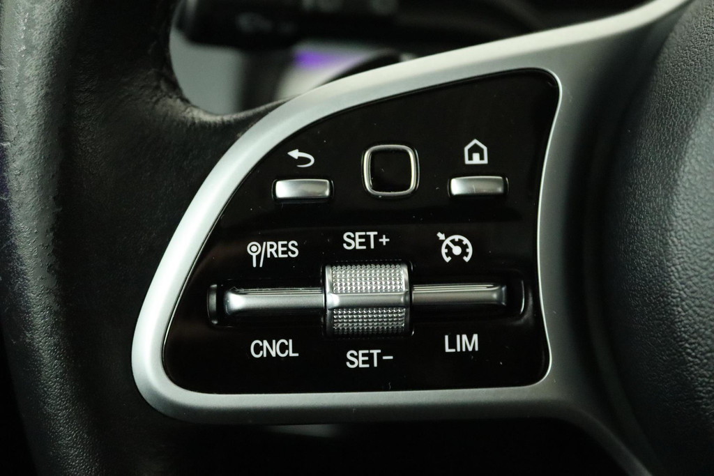 
Benz GLB 200 Business Solution Luxury (PANORAMADAK, SFEERVERLICHTING, STOELVERARMING, CAMERA, GOED ONDERHOUDEN) vol									