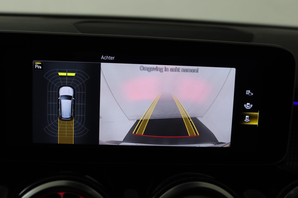 
Benz GLB 200 Business Solution Luxury (PANORAMADAK, SFEERVERLICHTING, STOELVERARMING, CAMERA, GOED ONDERHOUDEN) vol									