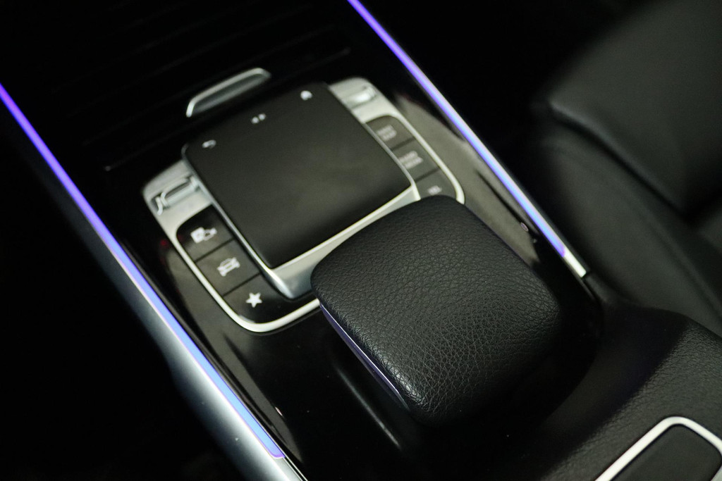 
Benz GLB 200 Business Solution Luxury (PANORAMADAK, SFEERVERLICHTING, STOELVERARMING, CAMERA, GOED ONDERHOUDEN) vol									