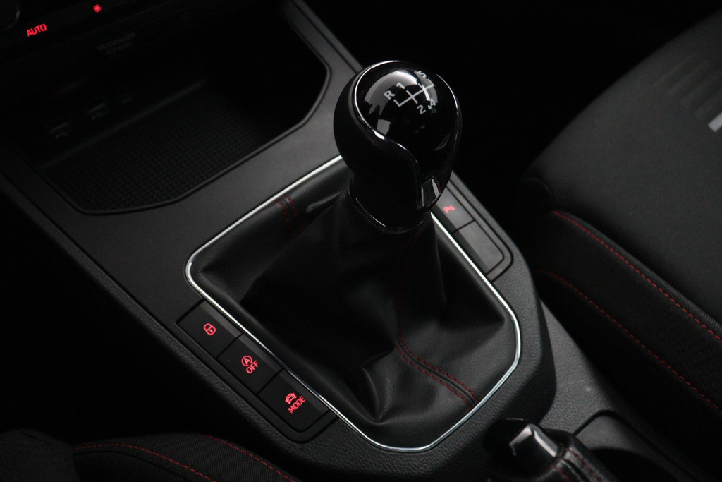 
SEAT Ibiza 1.0 TSI FR Business Intense (NAVIGATIE, CAMERA, CARPLAY, PARKEERSENSOREN, CLIMA, 1e EIGENAAR, GOED ONDERHOUDEN) vol									