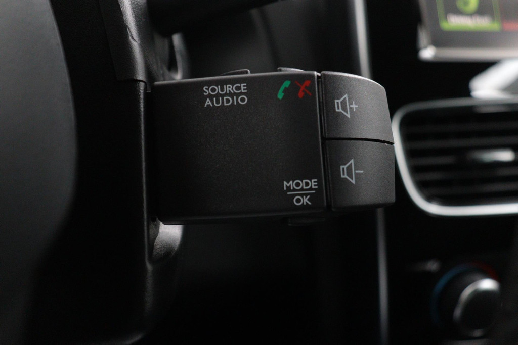 
Renault Clio 0.9 TCe Limited (NAVIGATIE, PARKEERSENSOREN, MULTIMEDIA, LED, 1e EIGENAAR, GOED ONDERHOUDEN) vol									