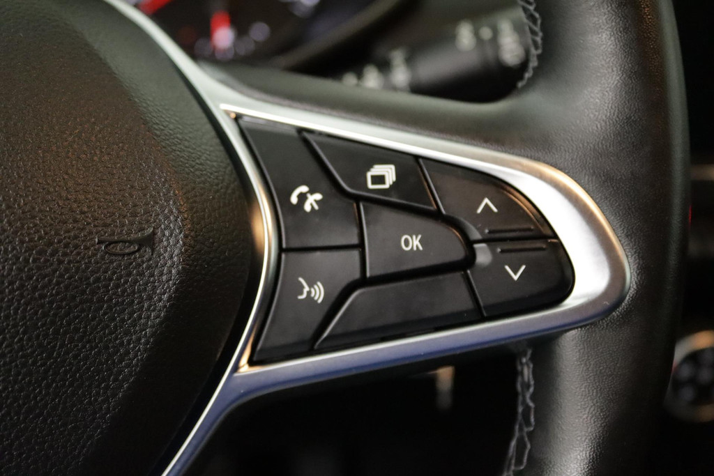 
Renault Clio 1.0 TCe Zen (NAVIGATIE, PARKEERSENSOREN, LANE ASSIST, CRUISE CONTROL, MULTIMEDIA, NL-AUTO, GOED ONDERHOUDEN) vol									