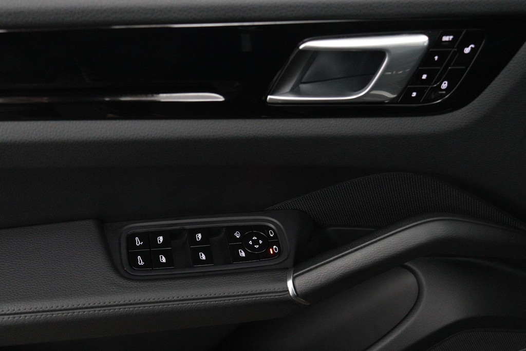 
Porsche Cayenne 3.0 AANBIEDING!!!(Deal OndH, Panoramadak, Luchtvering, Luxe stoelen, Camera’s, Carplay, StoelV, Adapt Cruise, Etc) vol									