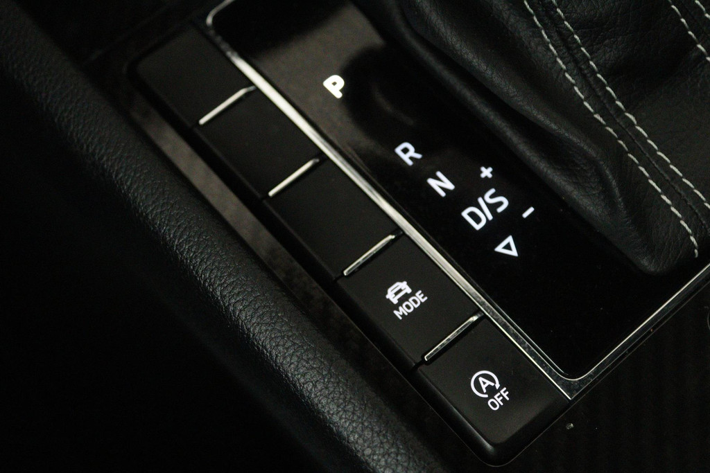 
Škoda Superb Combi 1.5 TSI ACT Sportline Business (PANORAMADAK, PARKEERSENSOREN, TREKHAAK, STOELVERWARMING, NAVI, CAMERA, NL-AUTO) vol									