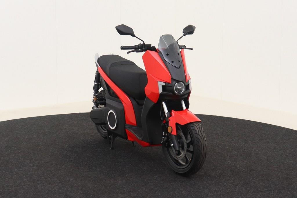 
Scooter S01 Connected NIEUW 3x op voorraad normaal €7599,- vol									